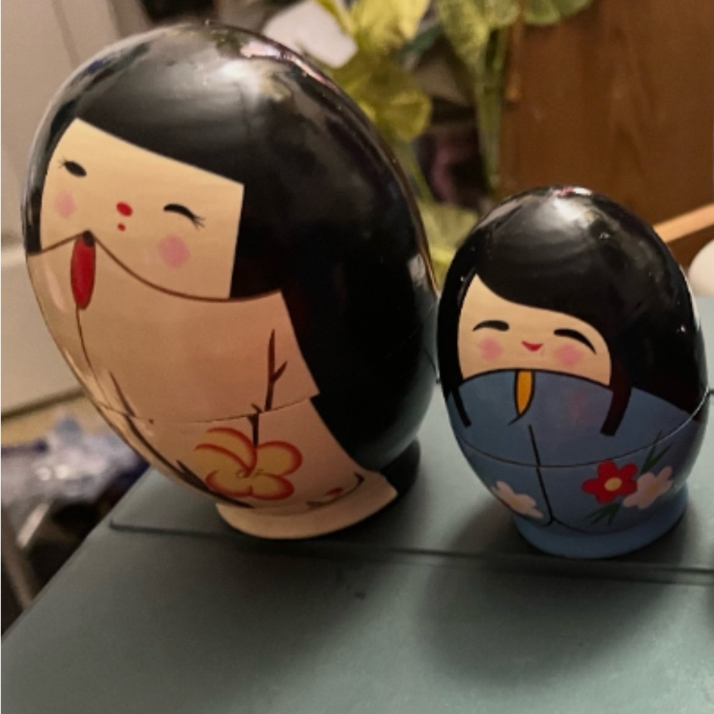 Vintage Hand Painted Wood Japanese
Nesting Dolls, Set of Colorful Nesting Dolls - Picture 4 of 16